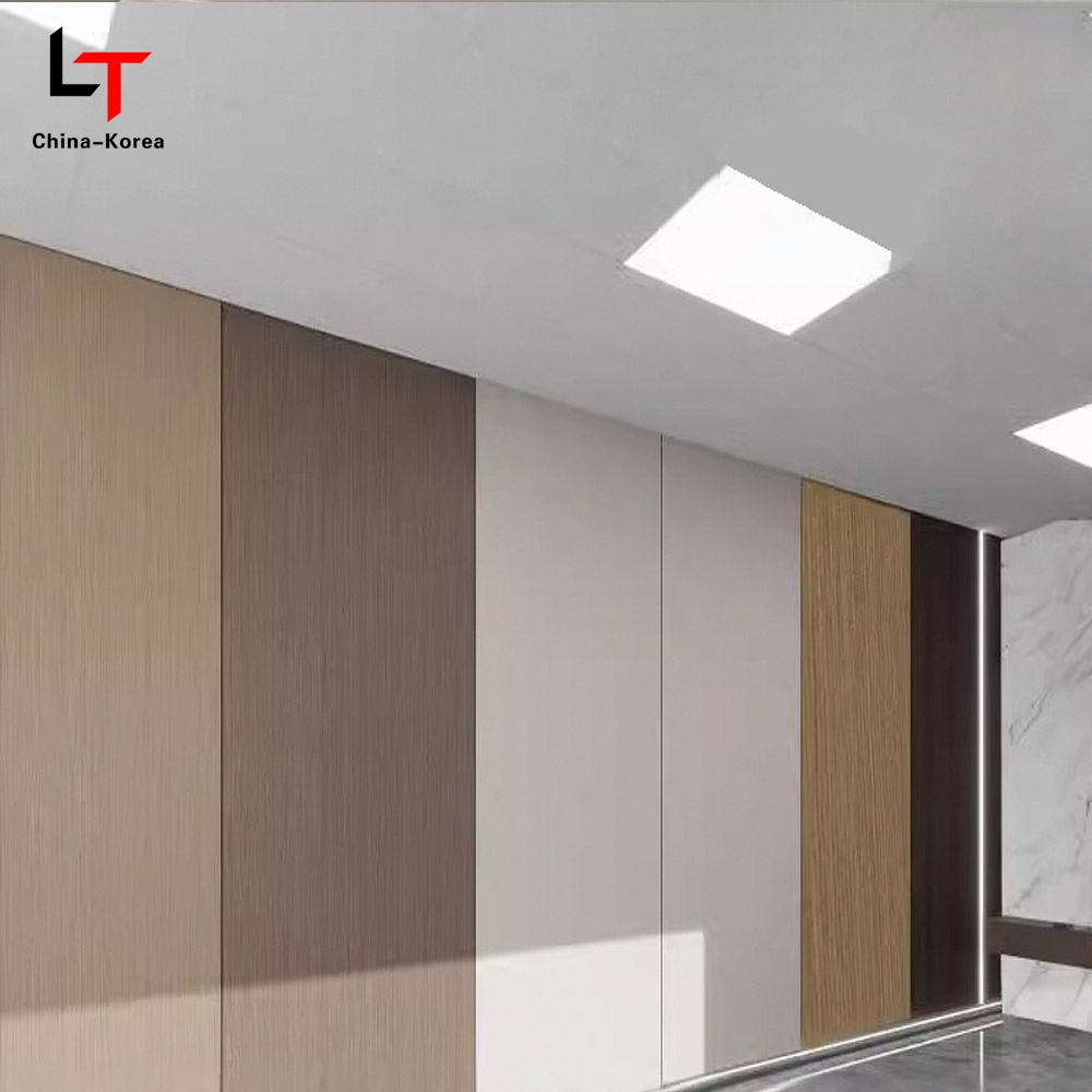 1220×2440 mm miljøvennlig PVC trefinerkorn dekorative veggpaneler for innendørs veggkledning Vanntett Ripebestandig Enkel å installere