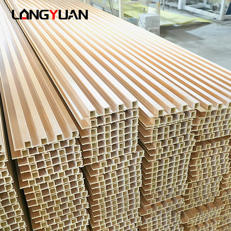 Dekorativt naturlig tre og komposittplast Wpc Pvc interiørkledning Riflet veggpaneler for innendørs