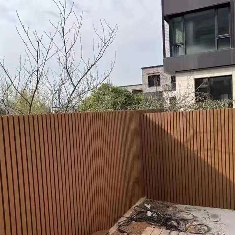 Co-ekstrudering Dekorativ gjerdeskjerm Værbestandig Wpc Composite Privacy Hagegjerde Solbestandig Slitebestandig Anti-termitt Enkel å installere